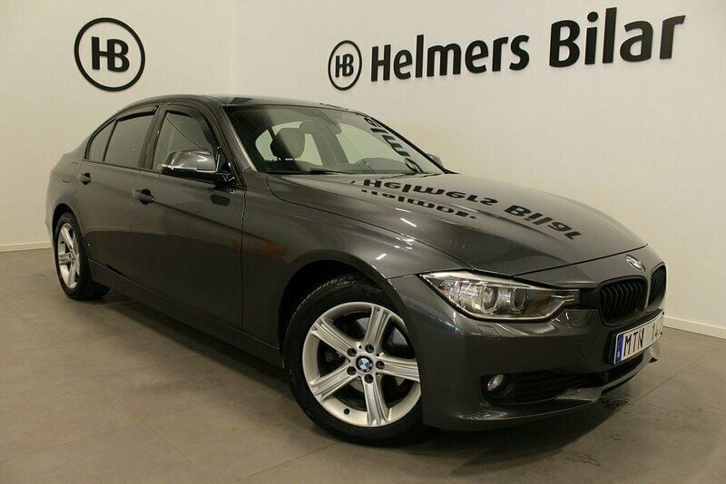 Grå Begagnad 2012 BMW 320 Sedan | 149 900 kr (Marknadspris) - Bild 1/4