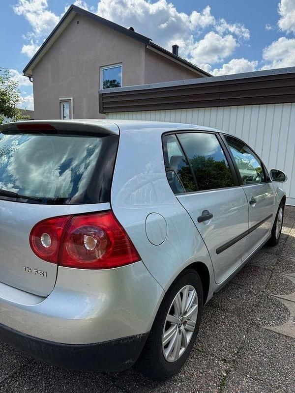 Silver Begagnad 2004 VW Golf IV Trendline Halvkombi | 22 000 kr (Bra pris) - Bild 1/4