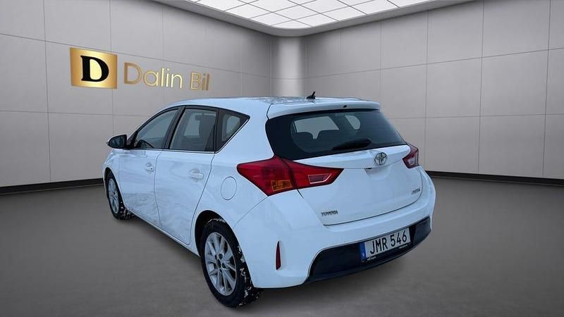 Begagnad Toyota Auris 91 HK (66 kW) 2014 Vit Halvkombi