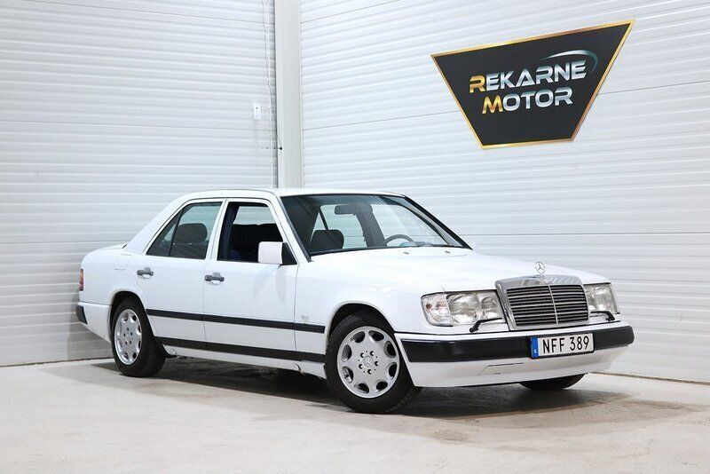 Vit Begagnad 1988 Mercedes E200 Sedan | 79 000 kr - Bild 1/3