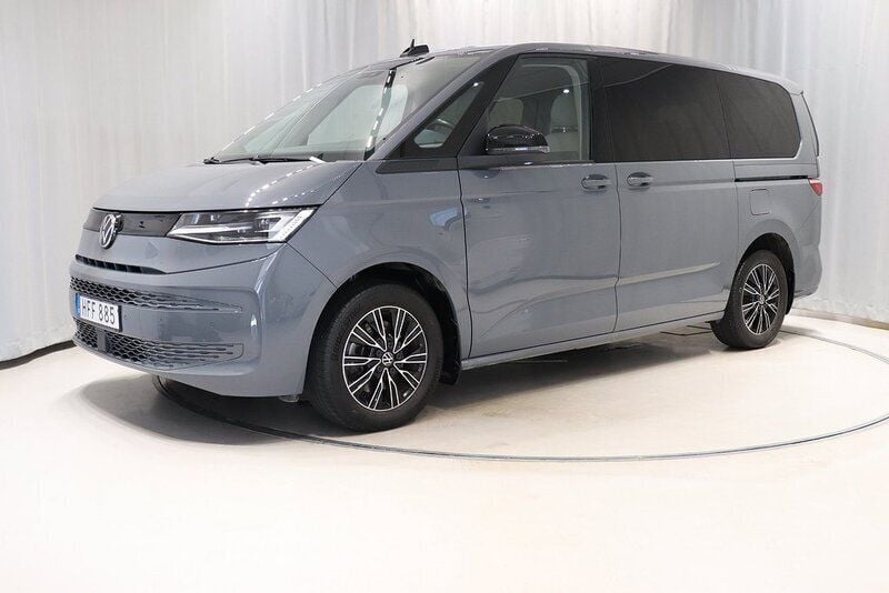 Grå Begagnad 2022 VW Multivan Minibuss | 529 800 kr (Marknadspris) - Bild 1/4