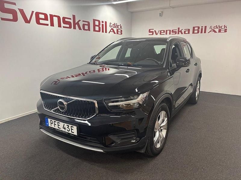 Svart Begagnad 2021 Volvo XC40 Momentum SUV | 279 000 kr (Marknadspris) - Bild 1/4