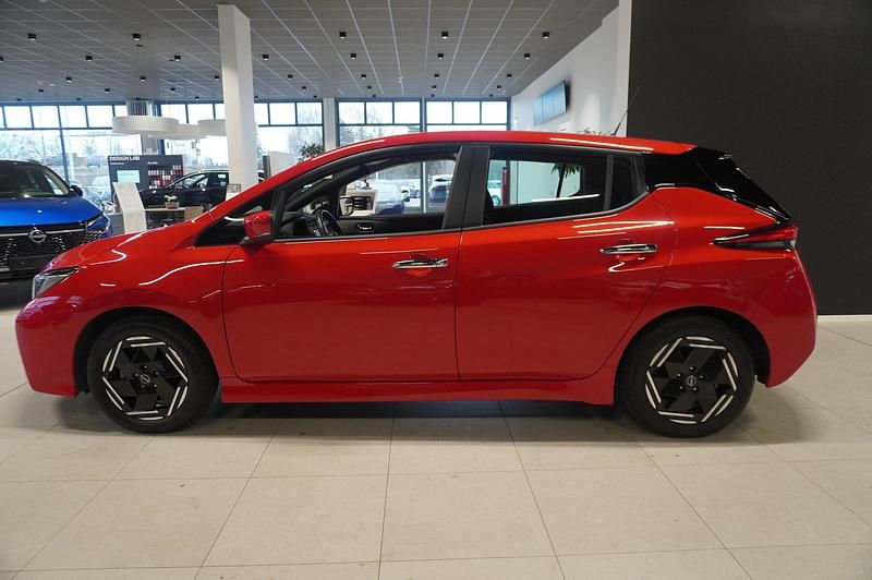Begagnad Nissan Leaf Acenta 110 kW (150 HK) 2023 Red solid Halvkombi
