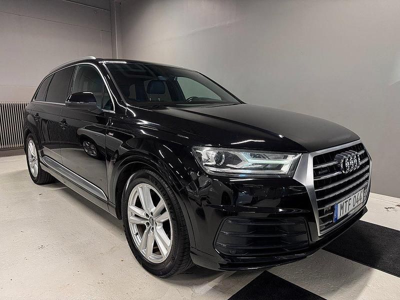 Svart Begagnad 2015 Audi Q7 S-Line SUV | 309 900 kr (Marknadspris) - Bild 1/4