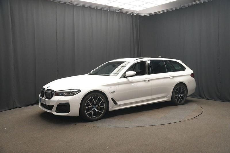 Vit Begagnad 2022 BMW 530e M Sport Kombi | 399 400 kr (Marknadspris) - Bild 1/3