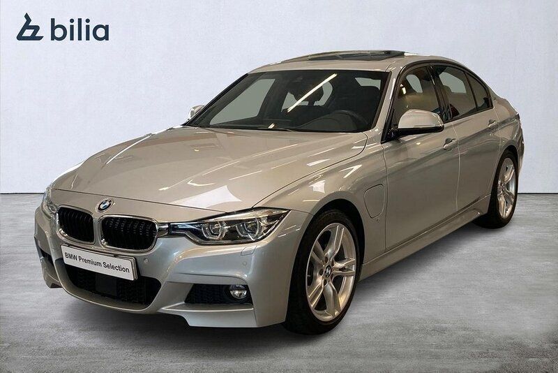 Silver Begagnad 2017 BMW 330e M Sport Sedan | 269 000 kr (Marknadspris) - Bild 1/4