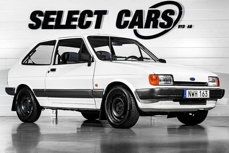 Vit Begagnad 1988 Ford Fiesta Halvkombi | 29 900 kr - Bild 1/4