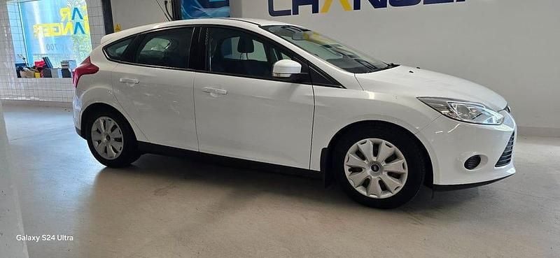 Begagnad Ford Focus Trend 116 HK (85 kW) 2014 Vit Halvkombi