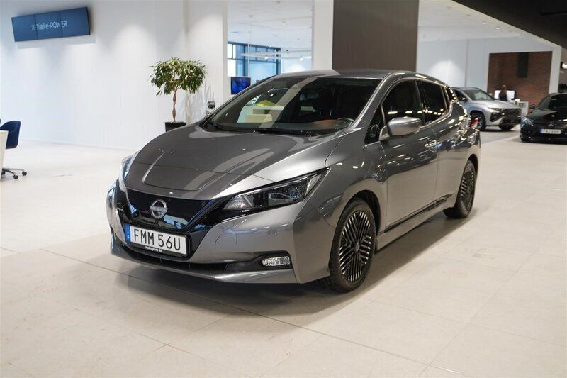 Grå (dark metal grey) Begagnad 2023 Nissan Leaf N-Connecta Halvkombi | 208 800 kr (Bra pris) - Bild 1/4