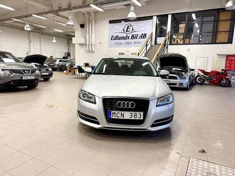 Begagnad Audi A3 Attraction 105 HK (77 kW) 2012 Silver Halvkombi