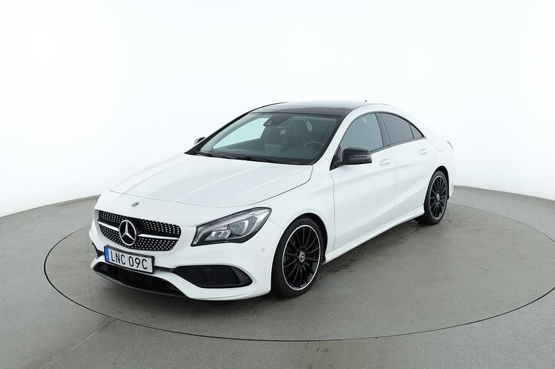 Vit Begagnad 2019 Mercedes CLA200 AMG line Sportkupé | 224 000 kr (Bra pris) - Bild 1/4