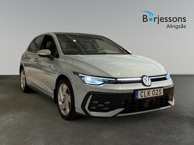 Blå Begagnad 2025 VW Golf VIII GTE Halvkombi | 489 900 kr (Dyr) - Bild 1/4