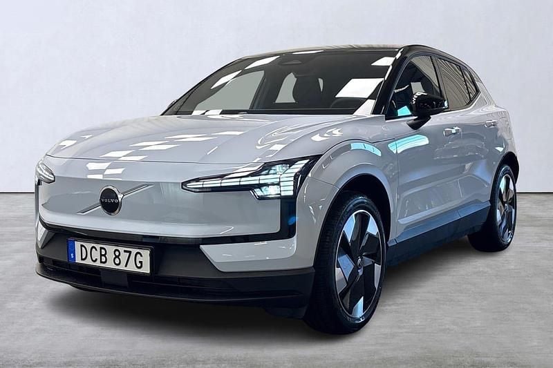 Ljusblå (blå) Ny 2025 Volvo EX30 Plus SUV | 419 900 kr (Marknadspris) - Bild 1/4