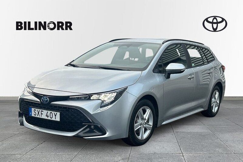 Silver Begagnad 2023 Toyota Corolla Active Kombi | 284 900 kr (Marknadspris) - Bild 1/3