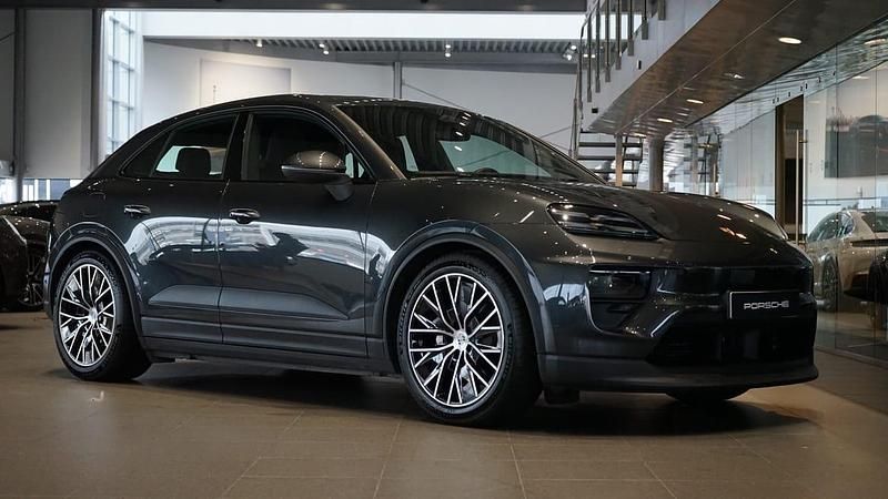 Grå Begagnad 2024 Porsche Macan 4 Electric SUV | 859 000 kr (Dyr) - Bild 1/4