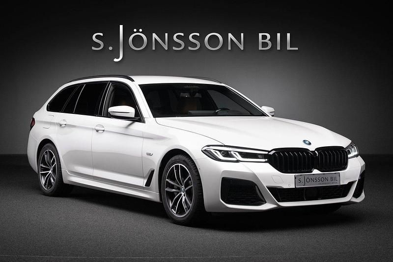 Vit Begagnad 2022 BMW 530e M Sport Kombi | 419 000 kr (Lite dyr) - Bild 1/4