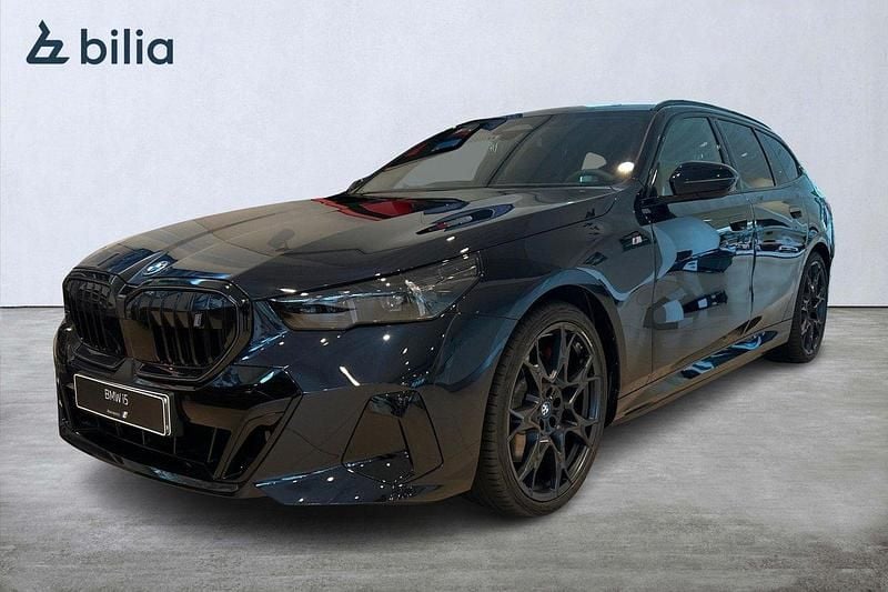 Svart Ny 2025 BMW i5 Comfort Edition Sedan | 929 900 kr (Marknadspris) - Bild 1/4