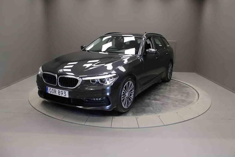 Grå Begagnad 2020 BMW 520 Kombi | 309 000 kr (Marknadspris) - Bild 1/1