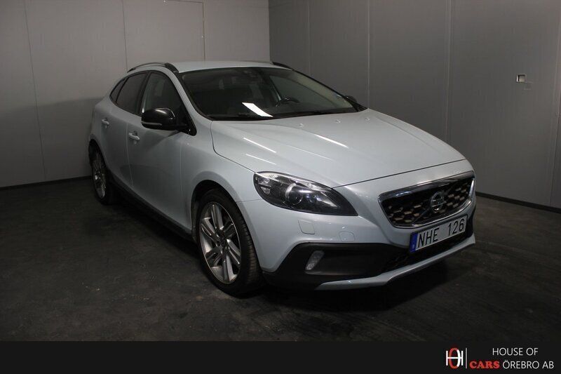 Ljusblå (blå) Begagnad 2014 Volvo V40 CC Momentum Kombi | 86 900 kr (Marknadspris) - Bild 1/4