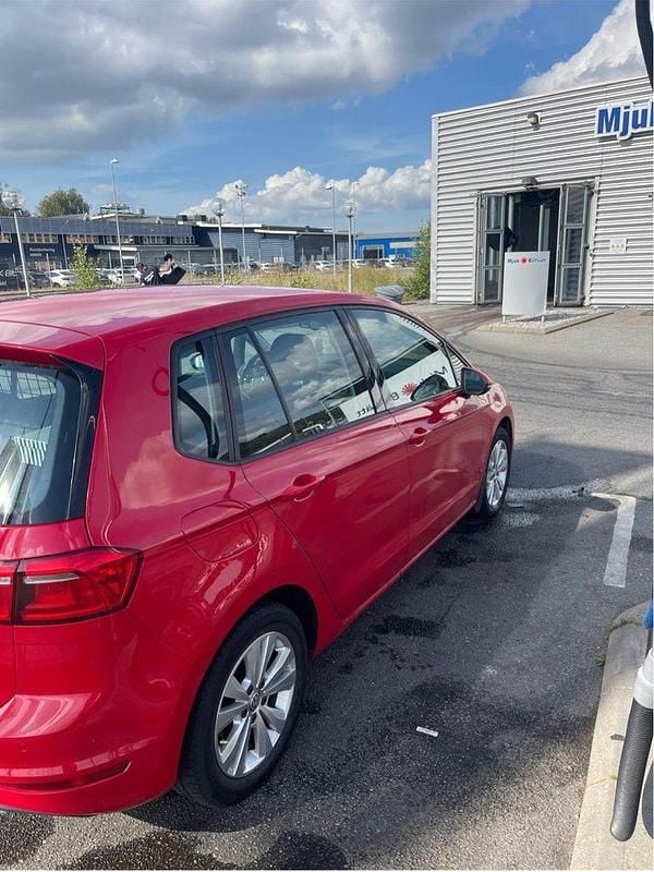 Röd Begagnad 2015 VW Golf VII Halvkombi | 130 000 kr (Bra pris) - Bild 1/4