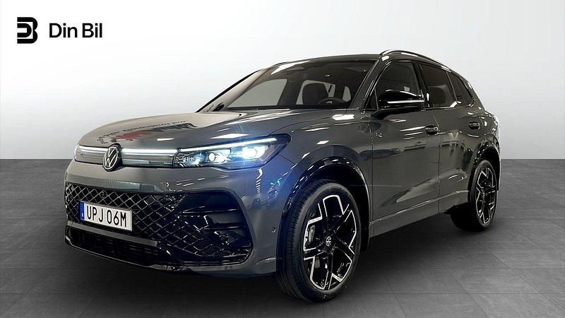 Mörkgrå Ny 2025 VW Tiguan R-line SUV | 688 700 kr - Bild 1/4