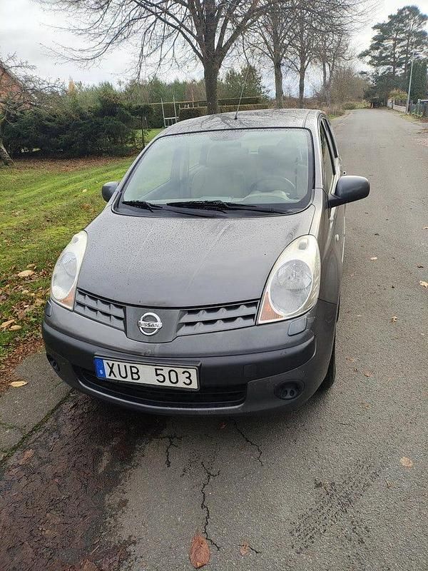 Grå Begagnad 2006 Nissan Note Halvkombi | 24 500 kr (Lite dyr) - Bild 1/4