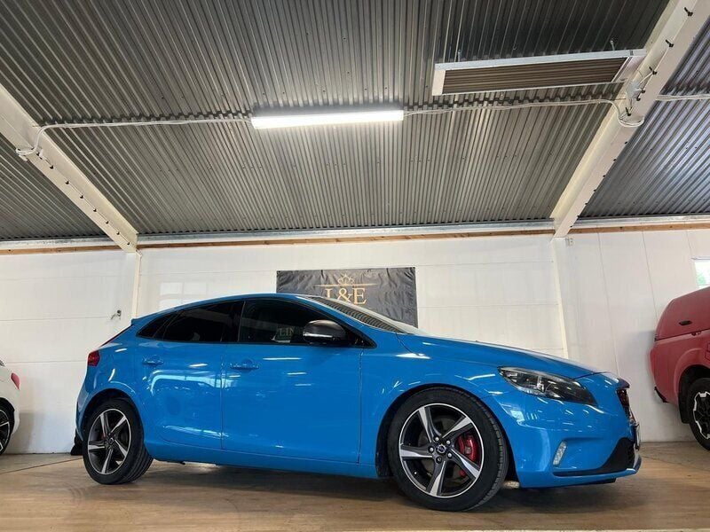 Blå Begagnad 2013 Volvo V40 R-Design Kombi | 169 900 kr (Marknadspris) - Bild 1/4