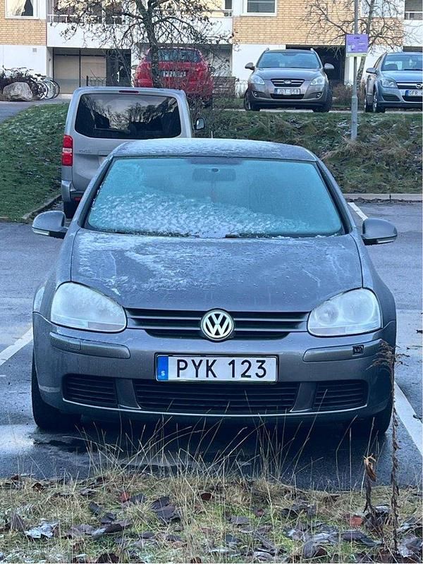 Grå Begagnad 2008 VW Golf VI Trendline Halvkombi | 24 000 kr (Bra pris) - Bild 1/4