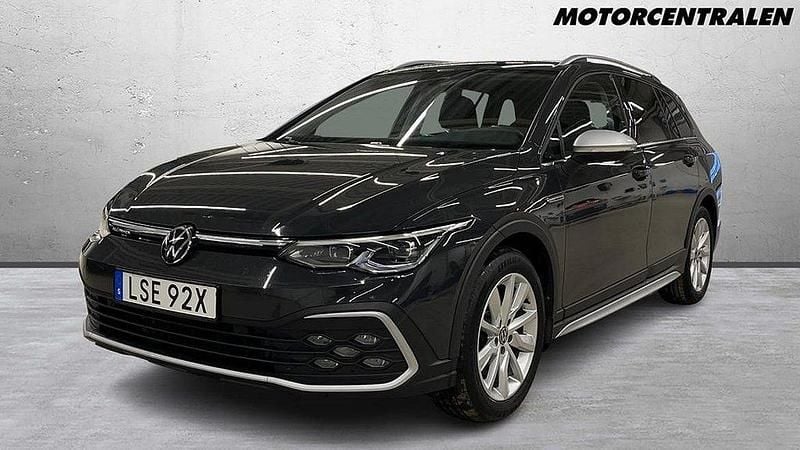 Grå Begagnad 2022 VW Golf Alltrack Kombi | 339 000 kr (Marknadspris) - Bild 1/3