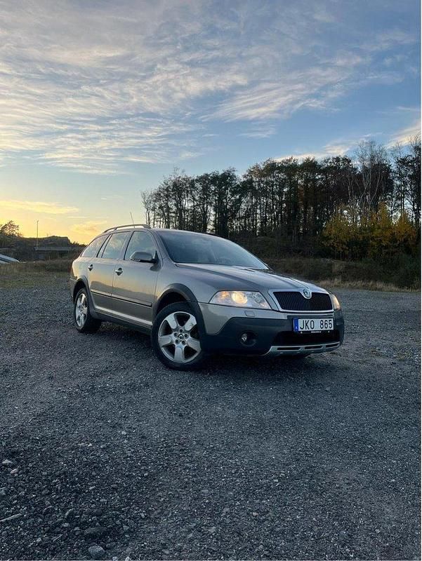 Brun Begagnad 2008 Skoda Octavia Scout Kombi | 24 000 kr - Bild 1/4