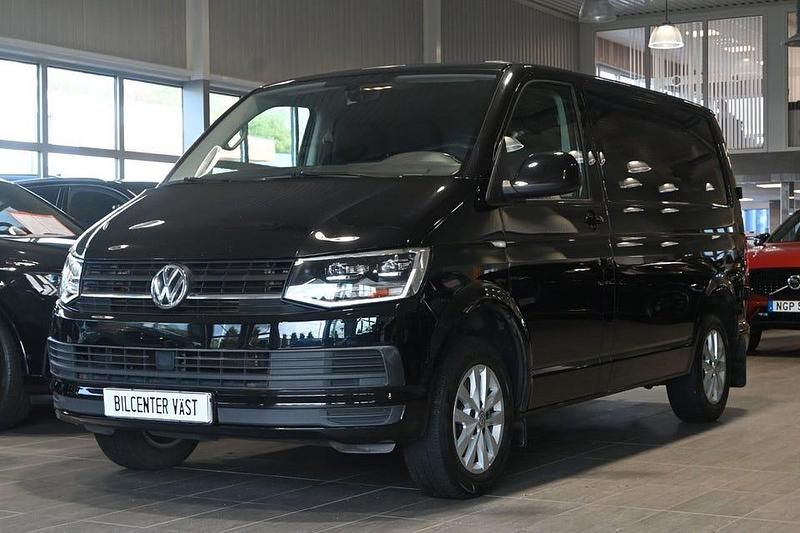 Svart (deep black pärleffekt) Begagnad 2018 VW T6 Van | 159 000 kr (Lite dyr) - Bild 1/4