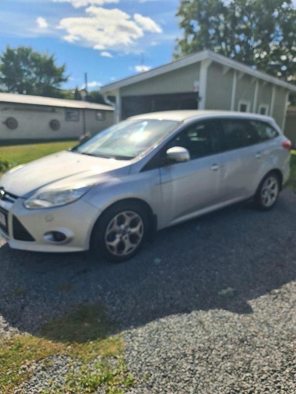 Grå Begagnad 2011 Ford Focus Trend Kombi | 27 000 kr (Marknadspris) - Bild 1/4