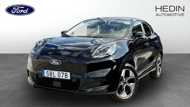 Svart (black) Begagnad 2025 Ford Puma Gen-E SUV | 369 900 kr (Marknadspris) - Bild 1/4