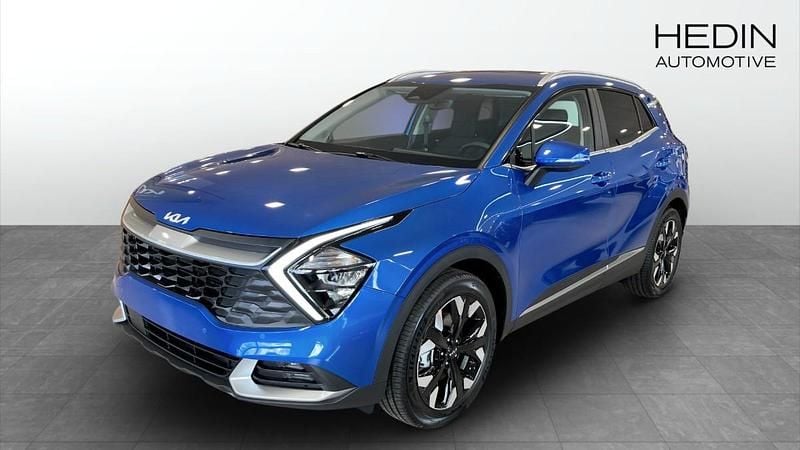Blå (blue) Ny 2025 Kia Sportage 4 SUV | 477 600 kr (Marknadspris) - Bild 1/4