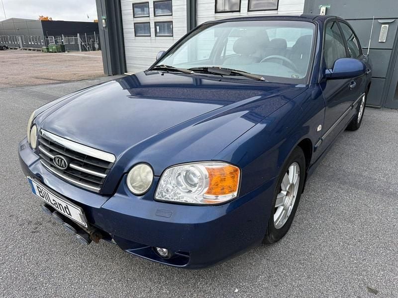 Mörkblå (blå) Begagnad 2004 Kia Magentis Sedan | 29 900 kr - Bild 1/4