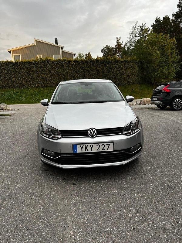Silver Begagnad 2017 VW Polo Halvkombi | 110 000 kr (Marknadspris) - Bild 1/4