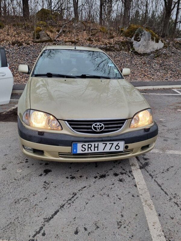 Gul Begagnad 2001 Toyota Avensis Sedan | 26 000 kr (Superpris) - Bild 1/4