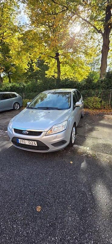 Grå Begagnad 2009 Ford Focus Trend Halvkombi | 48 000 kr (Marknadspris) - Bild 1/4