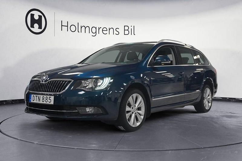 Mörkblå Begagnad 2015 Skoda Superb Kombi | 119 800 kr (Marknadspris) - Bild 1/4