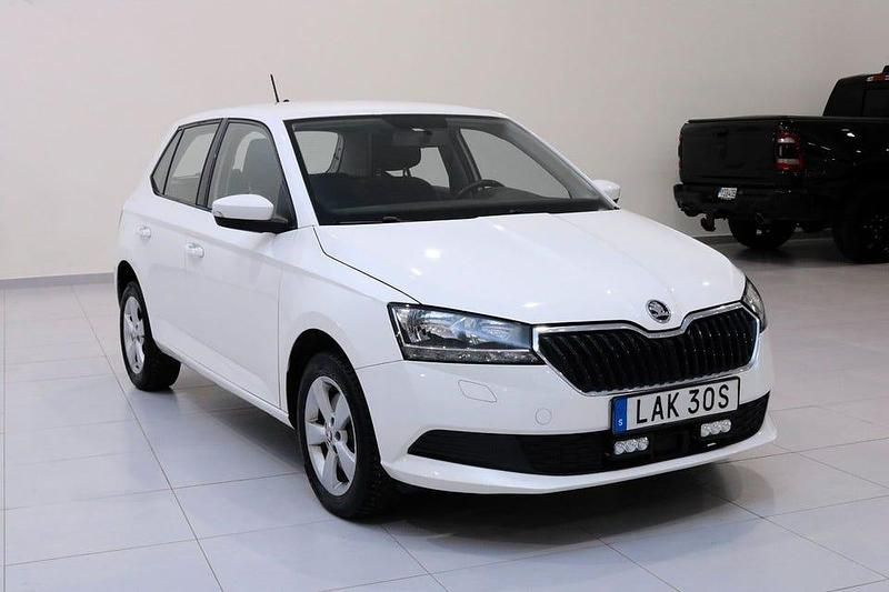 Vit Begagnad 2019 Skoda Fabia Ambition Halvkombi | 99 900 kr (Marknadspris) - Bild 1/4