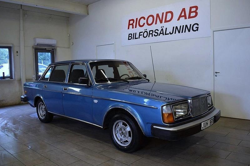 Mörkblå Begagnad 1977 Volvo 260 Sedan | 119 900 kr - Bild 1/4