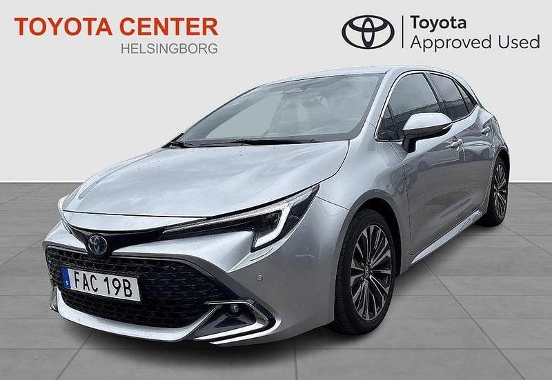 Silver Begagnad 2024 Toyota Corolla Hybrid Style Halvkombi | 299 900 kr (Marknadspris) - Bild 1/3