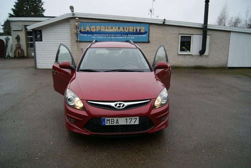 Mörkröd Begagnad 2011 Hyundai i30 Select Kombi | 45 000 kr (Superpris) - Bild 1/4