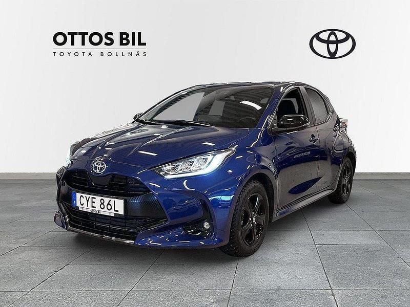 Mörkblå Begagnad 2023 Toyota Yaris Hybrid Style Halvkombi | 285 000 kr (Lite dyr) - Bild 1/4