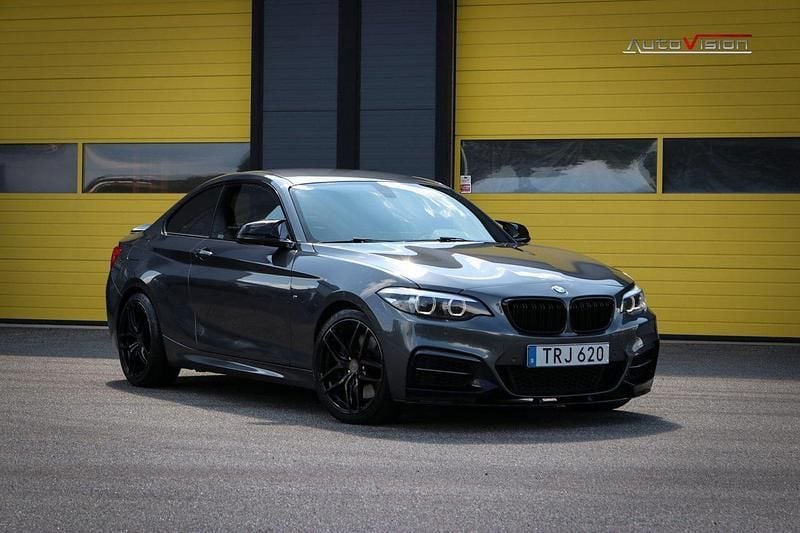 Grå Begagnad 2018 BMW M240 M Sport Sportkupé | 389 900 kr (Marknadspris) - Bild 1/4