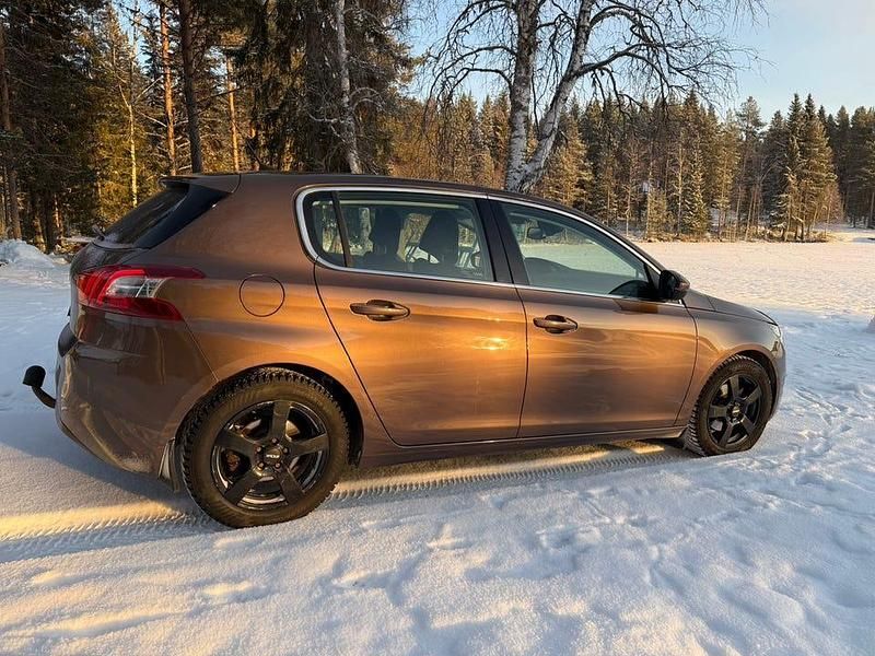 Brun metallic Begagnad 2014 Peugeot 308 Halvkombi | 54 000 kr (Bra pris) - Bild 1/4