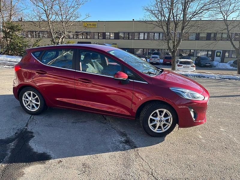 Begagnad Ford Fiesta Titanium 101 HK (74 kW) 2017 Röd Halvkombi