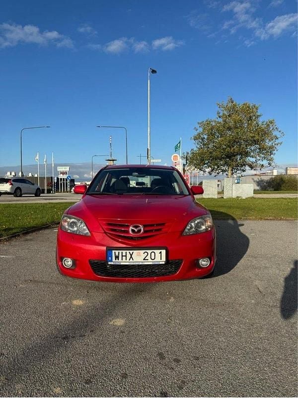 Röd Begagnad 2005 Mazda 3 Halvkombi | 15 500 kr (Superpris) - Bild 1/4