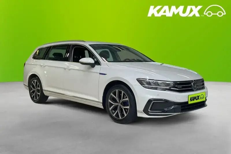 Vit Begagnad 2022 VW Passat GTE Kombi | 259 800 kr (Marknadspris) - Bild 1/4