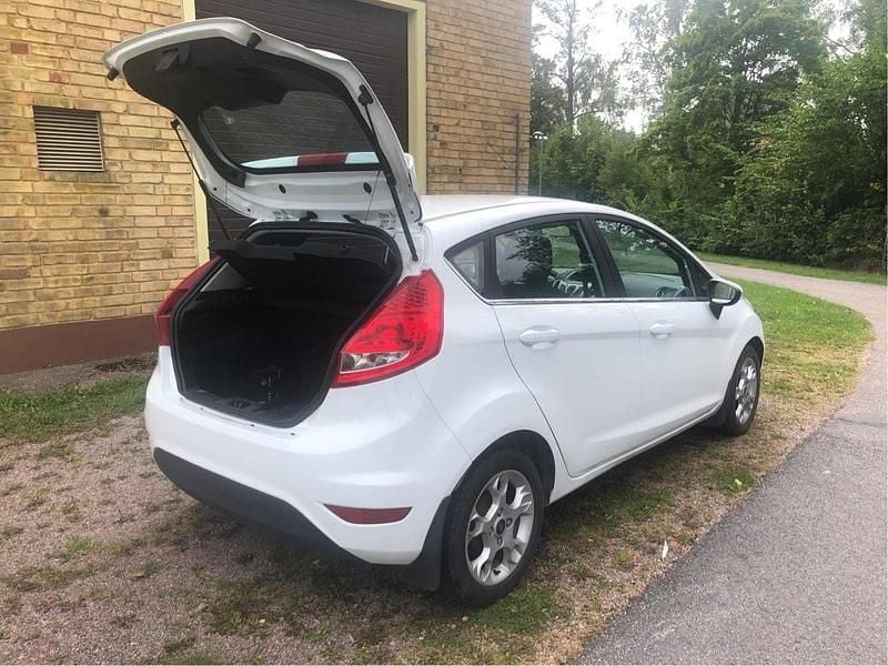 Vit Begagnad 2013 Ford Fiesta Titanium Halvkombi | 45 000 kr (Marknadspris) - Bild 1/4